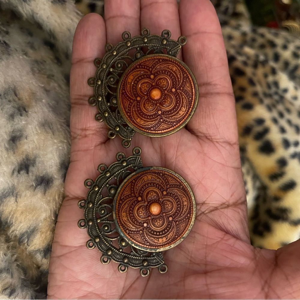 Vintage Signed Lady Remington Mandala Bronze Tone Acrylic Earrings Clip on